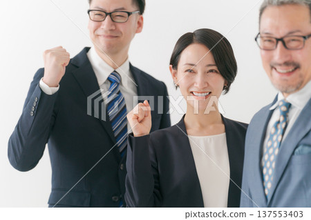 做膽量姿勢的企業人 137553403