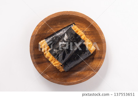 Nori-wrapped rice crackers (Shinagawa roll) 137553651