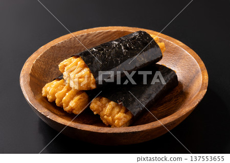 Nori-wrapped rice crackers (Shinagawa roll) 137553655
