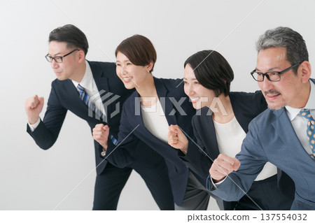 Businessmen running 137554032