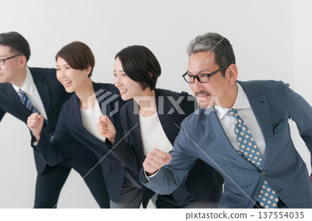 Businessmen running 137554035