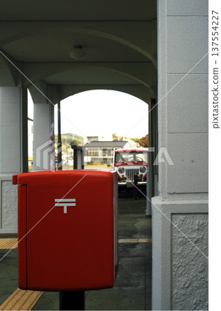 Nishi-Iwakuni Station building and postbox Nishi-Iwakuni Station building and postbox 137554227