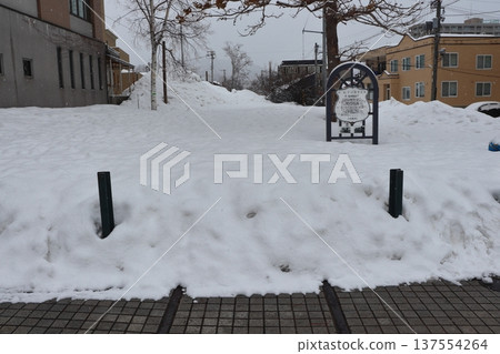 The former Temiya Line walking path buried in snow (Otaru, Hokkaido) 137554264