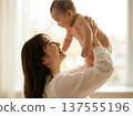 媽媽抱著一個嬰兒 137555196