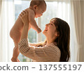 媽媽抱著一個嬰兒 137555197