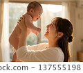 媽媽抱著一個嬰兒 137555198