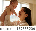 媽媽抱著一個嬰兒 137555200