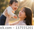 媽媽抱著一個嬰兒 137555201