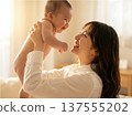 媽媽抱著一個嬰兒 137555202