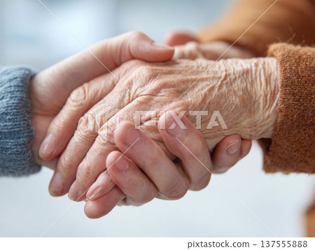特寫鏡頭：一位護理人員輕輕握著一位老人的手－充滿支持與安慰的畫面 137555888