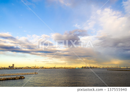 Yokohama: Cloudy evening coastal scenery Yokohama: Cloudy evening coastal scenery 137555940