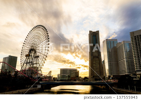 橫濱港未來在夕陽染紅 137555943