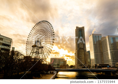 橫濱港未來在夕陽染紅 橫濱港未來在夕陽染紅 137555944
