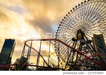 Yokohama Ferris wheel in the sunset Yokohama Ferris wheel in the sunset 137555947