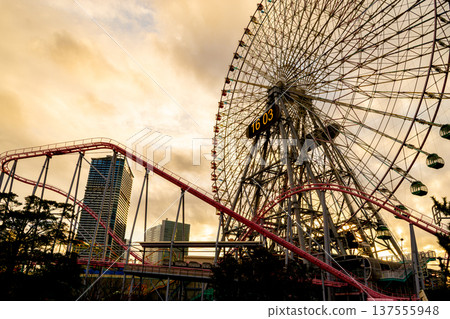 Yokohama Ferris wheel in the sunset Yokohama Ferris wheel in the sunset 137555948