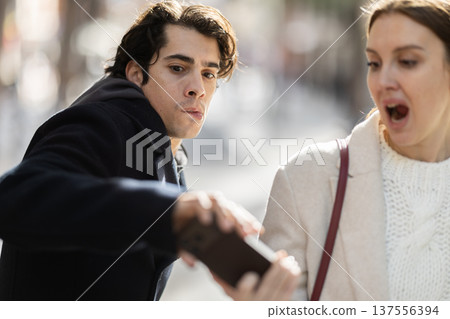 Thief steals girls phone and runs away with stolen property 137556394