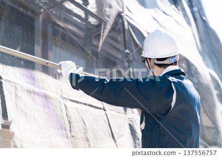 一名戴著眼鏡的鷹架工人在大型維修施工現場工作 137556757