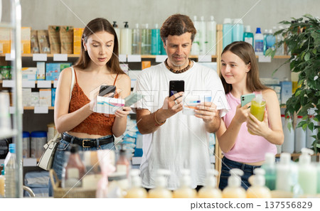 Father, mother and daughter choose pills together - scan the QR code on package Father, mother and daughter choose pills together - scan the QR code on package 137556829