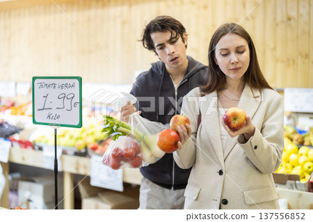 Couple shopping, client buy elect apple Couple shopping, client buy elect apple 137556852