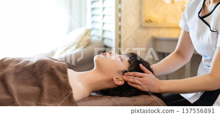 一位女士正在接受美容護理和按摩 137556891
