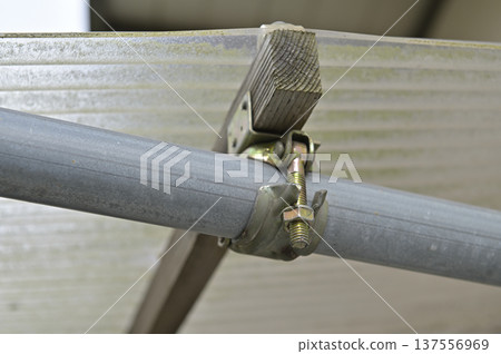 椽夾的特寫結構圖，用於固定單管管道和木材（椽子）。 137556969