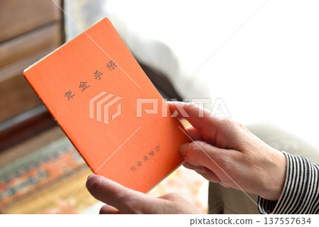 老年人正在查看他們的退休金手冊 老年人正在查看他們的退休金手冊 137557634