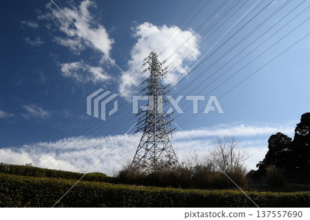 晴朗的天空和輸電塔 晴朗的天空和輸電塔 137557690