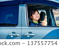 一位女子正在公路旅行 137557754
