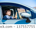 一位女子正在公路旅行 137557755