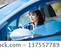 一位女子正在公路旅行 137557789