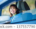 一位女子正在公路旅行 137557790