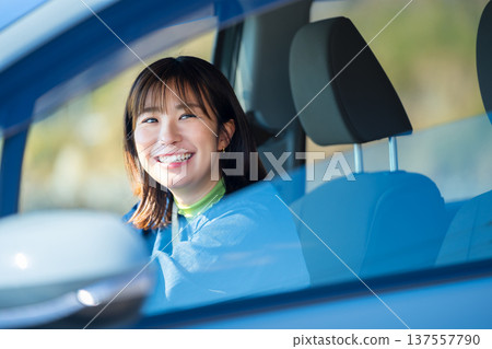一位女子正在公路旅行 137557790