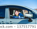 一位女子正在公路旅行 137557791