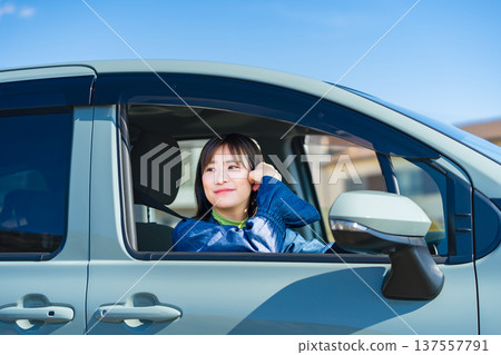 一位女子正在公路旅行 137557791