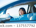 一位女子正在公路旅行 137557792