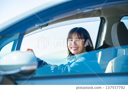 一位女子正在公路旅行 137557792