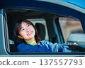 一位女子正在公路旅行 137557793