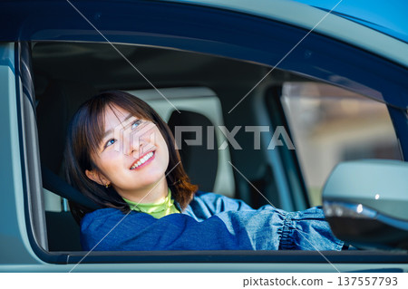 一位女子正在公路旅行 137557793