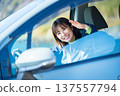一位女子正在公路旅行 137557794