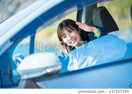 一位女子正在公路旅行 137557794