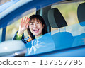 一位女子正在公路旅行 137557795