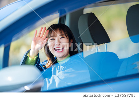 一位女子正在公路旅行 137557795