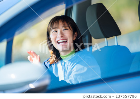 一位女子正在公路旅行 137557796