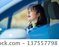 一位女子正在公路旅行 137557798