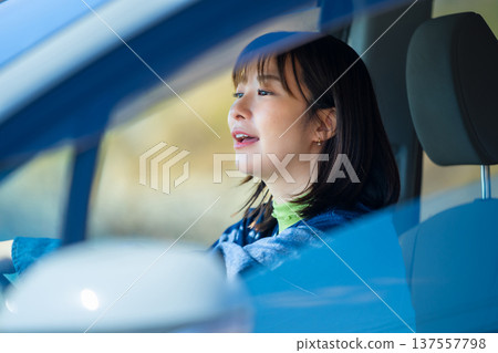 一位女子正在公路旅行 137557798