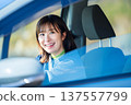 一位女子正在公路旅行 137557799
