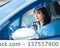 一位女子正在公路旅行 137557800