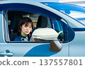 一名女子在車內操作智慧型手機 137557801