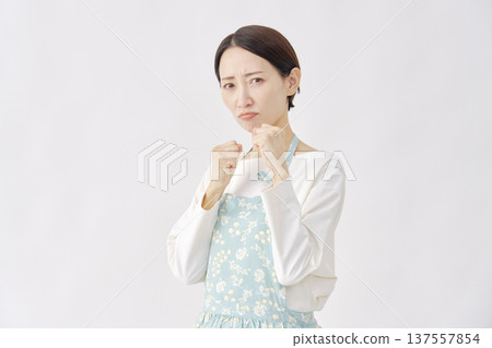 身穿圍裙的女子，擺出戰鬥姿勢，白色背景 137557854
