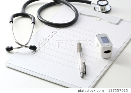 Oxygen saturation measurement (pulse oximeter) and stethoscope Oxygen saturation measurement (pulse oximeter) and stethoscope 137557915